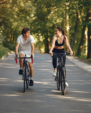 zwei mensch sind am Fahrradfahren weiblich und männlich