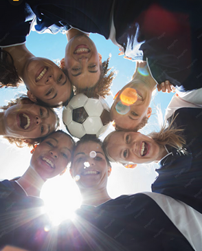 Kinder halten den fussball mit dem koepfen fest und lachen