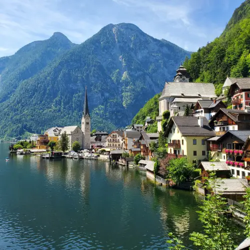 Hallstatt am Hallstätter See mit Bergen im Hintergrund