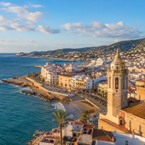 Spanische Küstenstadt am Meer mit Häusern entlang der Küste